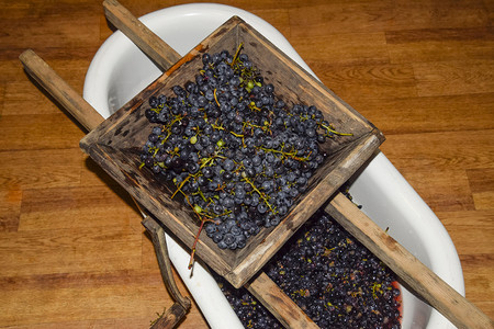 粉碎葡萄的手工艺机制粉碎葡萄的果汁和酒图片