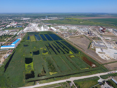 SlavyanskonKuban的污水处理厂一个小城市的污水处理堤上的亮线背景