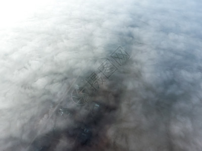 在雾上方的天空中日出在雾上云地天空雾图片