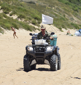 俄罗斯沙滩上骑着越野车的男人图片
