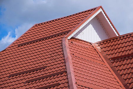 红色橙的屋顶金属剖面卷状的屋顶红橙色橘橙背景图片