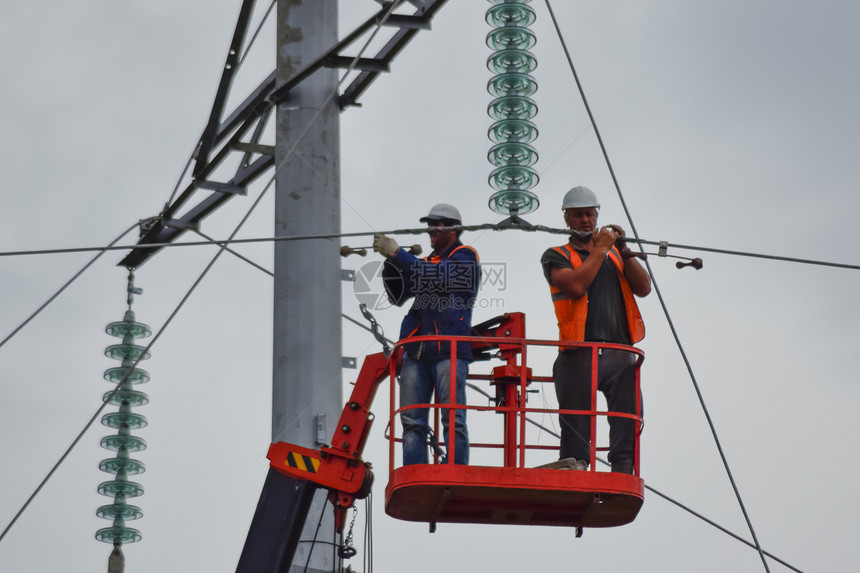 俄罗斯Poltavskaya村2015年6月3日电线支持绝缘器和电线设计外观装配和安电线的新支持和图片