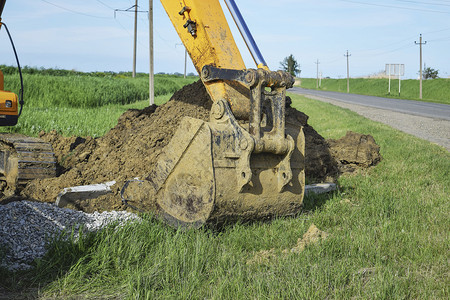 泥柱在安装电棍的基础上安装挖掘机的桶背景