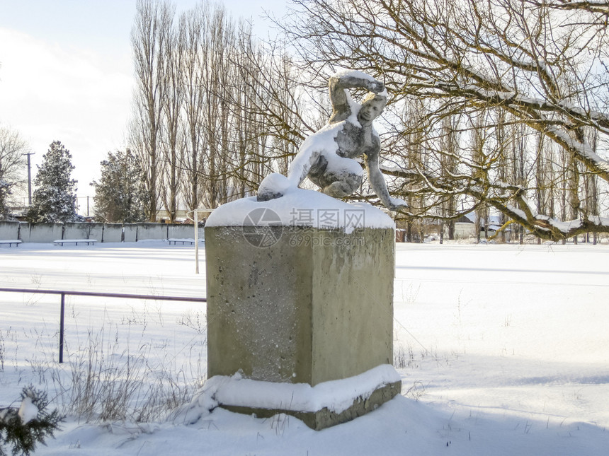 冬季足球运动员纪念碑足球运动员纪念碑图片