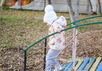 小女孩在公园的操场上玩耍孩子在操场的台阶上玩耍孩子在操场的台阶上玩耍图片