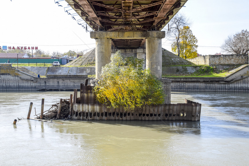 斯拉维扬斯克库巴尼俄罗斯2016年11月11日库班斯拉维扬斯克市普罗托卡河大桥这座桥横跨普罗托卡河位于斯拉维扬斯克市图片