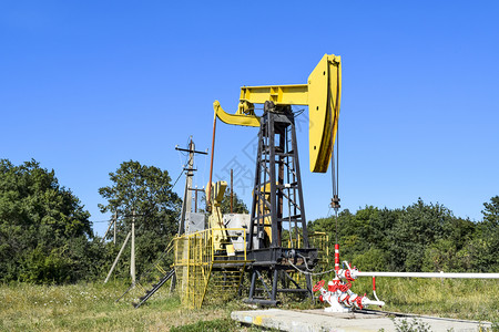 泵机作为油井上安装的泵田设备背景图片