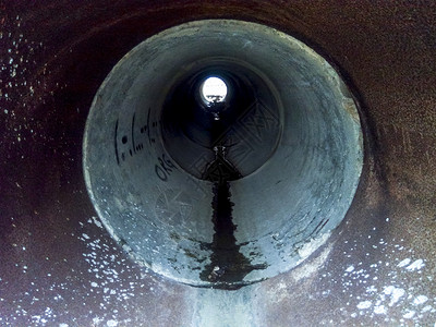 道路下方排水的隧道通过管道查看道路下方排水的隧道通过管道查看背景图片