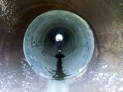 雨水管道流出通道高清图片