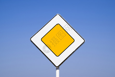 路标主要道蓝色背景的标志道路蓝色背景的标志图片