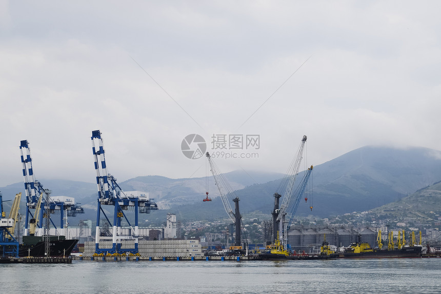 Novorossiysk国际海港口起重机和工业物体海洋站俄罗斯Novorossiysk2016年5月8日Novorossiysk图片