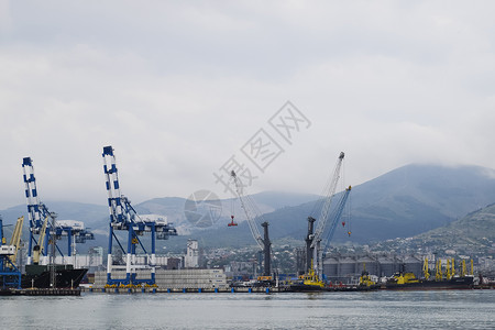 Novorossiysk国际海港口起重机和工业物体海洋站俄罗斯Novorossiysk2016年5月8日Novorossiysk背景图片