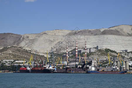 装有港口起重机的货运港海湾和山地岸国际港湾和山地岸高清图片