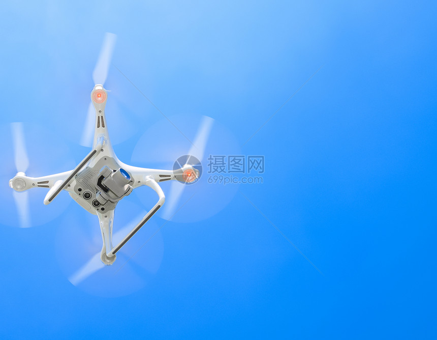 DJIPhantom4在飞行中Quadrocopter以白云对抗蓝天直升机在空中的飞行4在中对抗蓝天图片