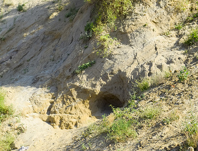在悬崖上挖一个洞来土图片