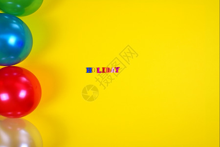 黄背景摘要带有气球和登记假日右侧空白间图片