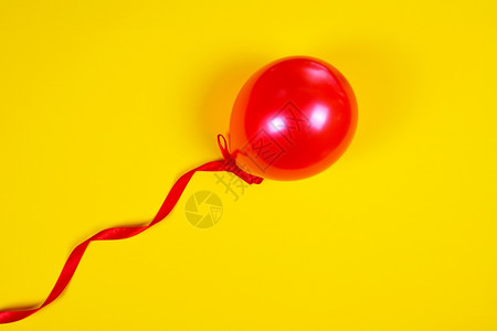 红色黄底丝带气球背景图片