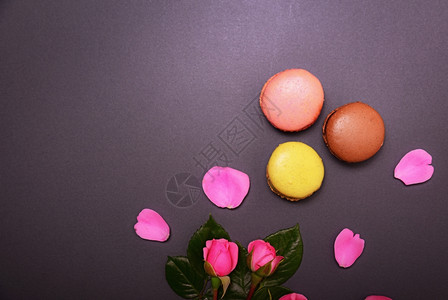 粉红玫瑰花束和三个黑色背景的多彩红桃粉玫瑰和三个多彩红桃图片
