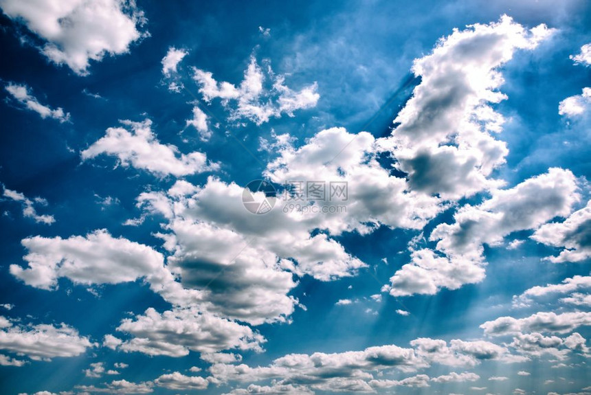 白云的蓝色天空穿过云层太阳的光芒图片
