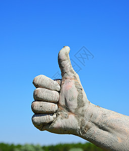 男手指向蓝天举起一种赞同的手势图片