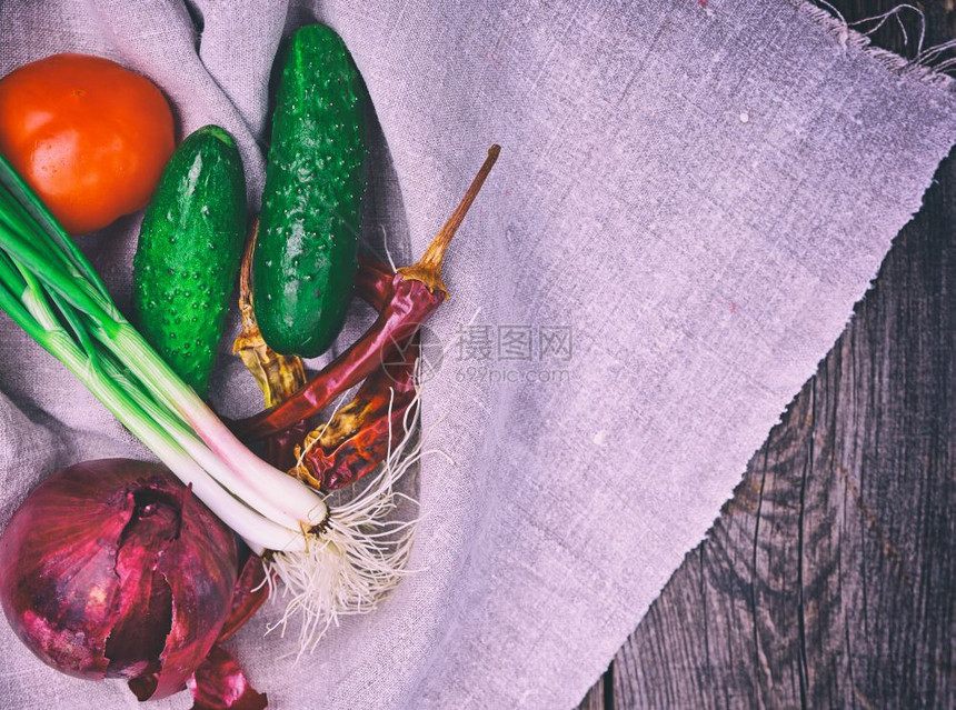 新鲜番茄蔬菜黄瓜和绿色洋葱图片
