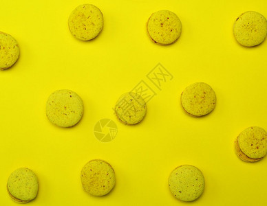 黄色法国蛋糕由黄背景面粉和蛋白杏仁面粉制作顶视图图片