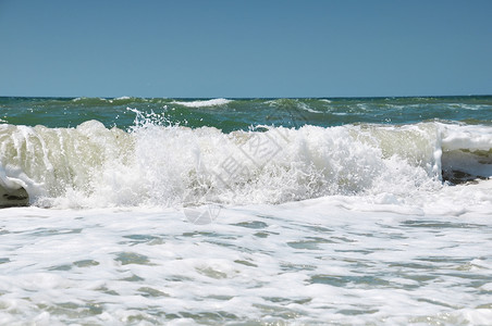 海浪上的泡沫从海岸到水流的风景图片