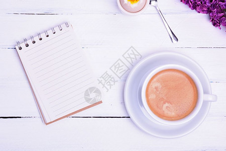 空纸笔记本和咖啡杯加棕色泡沫顶视图图片