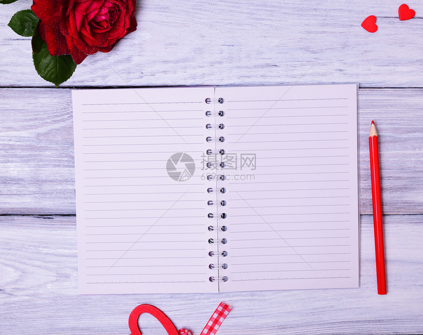 白木背景的一行纸笔在红色铅附近图片