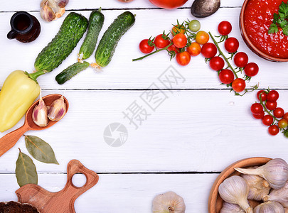 新鲜的红番茄加萨帕乔汤在陶瓷棕色盘子中新鲜蔬菜在白桌上中间空图片