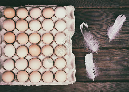 纸盒里的鸡蛋和桌上的羽毛图片