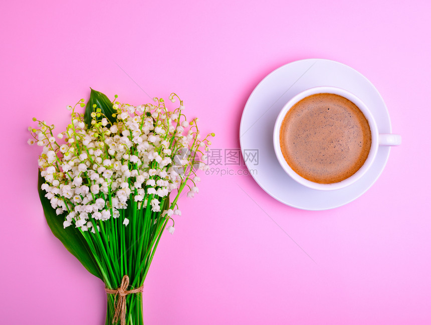 一杯黑咖啡和束盛的花山谷百合花图片