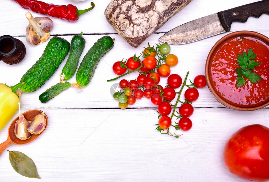 Gazpacho在圆陶瓷板和新鲜蔬菜原料中图片