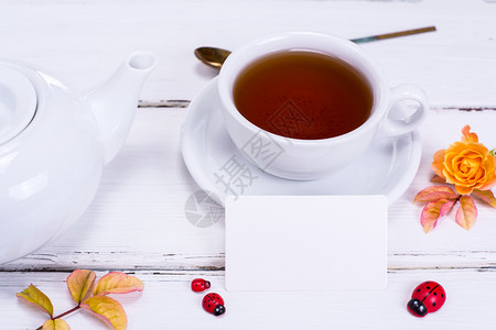 黑茶在一张空白纸广场名片前与茶盘和酿酒机一起的圆白杯中图片