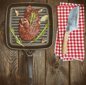 黑方煎锅和刀子的牛排肉顶视线古老的牛排图片