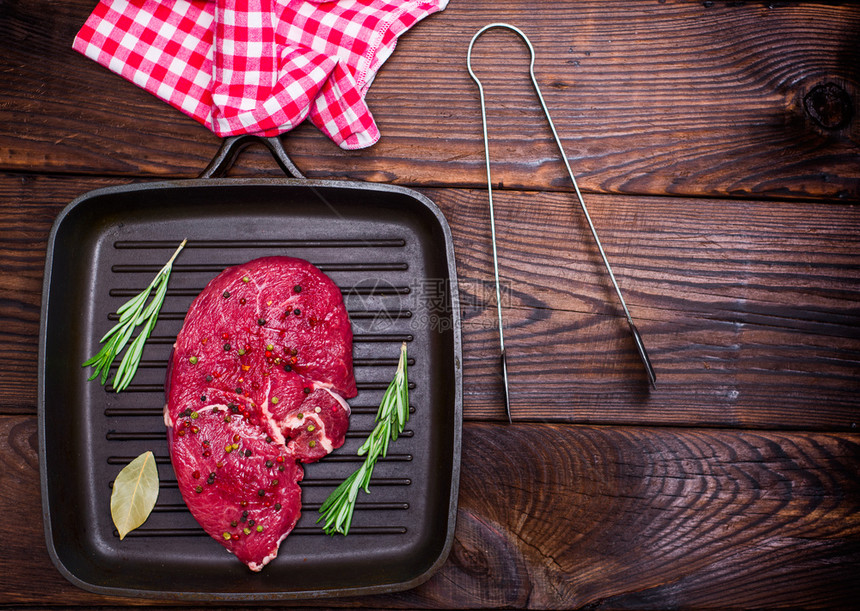 煎锅里的生牛肉排图片