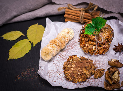 用面纸上的燕麦片坚果和种子做的饼干图片