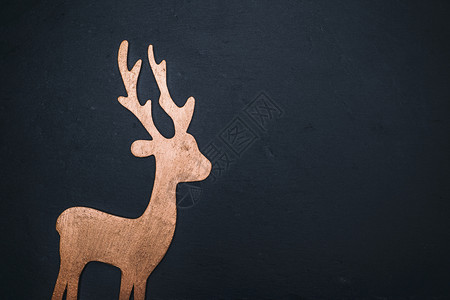 黑色背景的木刻鹿右侧空位背景图片