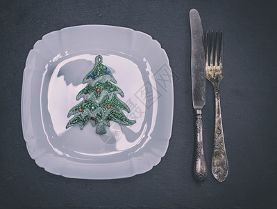 带餐具和圣诞装饰品的白平方瓷板顶视图图片