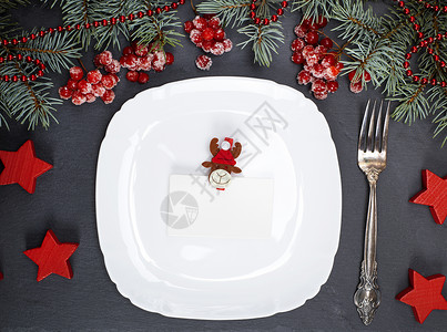 黑色背景顶视图上的空白方块叉和圣诞节装饰图片