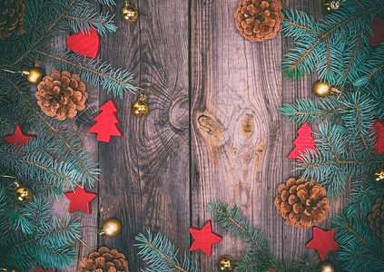 灰色木本背景有绿采树枝和圣诞装饰空间图片