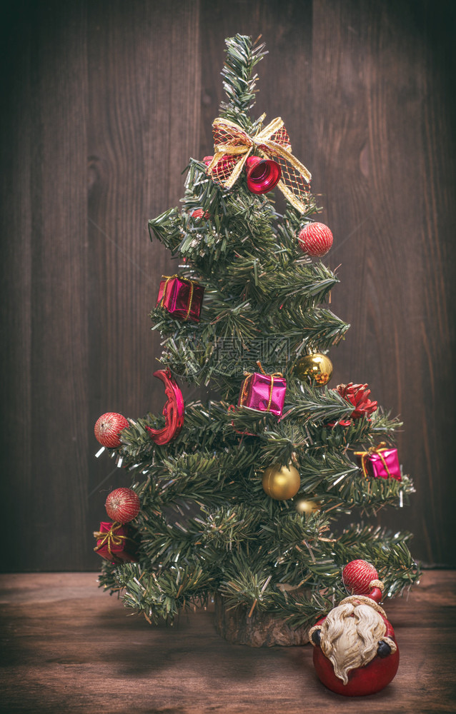 木本底的圣诞树靠近陶瓷圣天窗古老的董图片