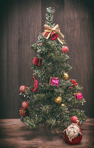 木本底的圣诞树靠近陶瓷圣天窗古老的董图片