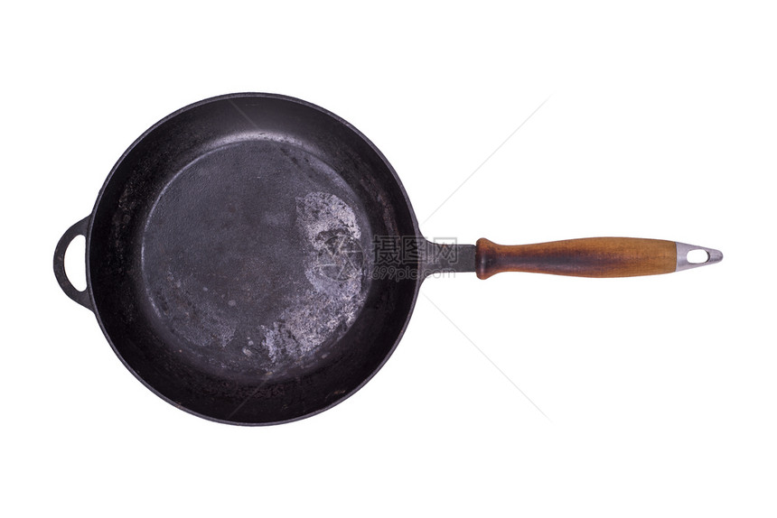 旧黑色圆铁煎锅用木柄在白色背景上隔离图片
