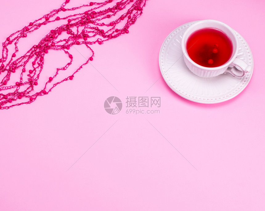 a圆形陶瓷杯由粉红色背景底部空间的一种粉红色背景的毒理生茶叶制成圆形陶瓷杯图片