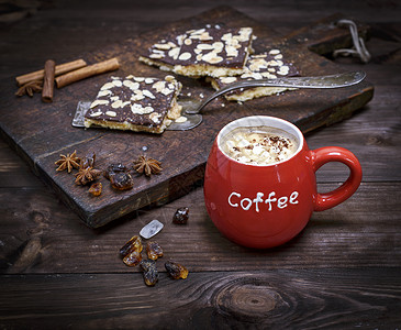 红瓷杯咖啡和棉花糖棕色木底顶层风景图片