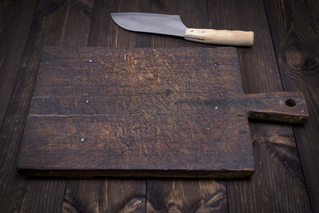 很空的老厨房切棕色板子和刀在棕色桌上切肉图片