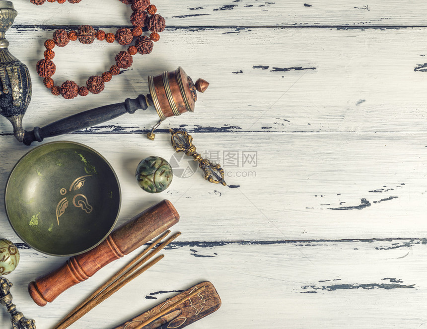 铜碗祈祷珠鼓石球和其他宗教物体用于在空旷的白木皮上进行默思和替代药物图片
