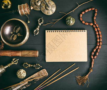 用于冥想和替代药物的亚洲宗教音乐器黑木背景的棕色床单空白笔记本顶视图片
