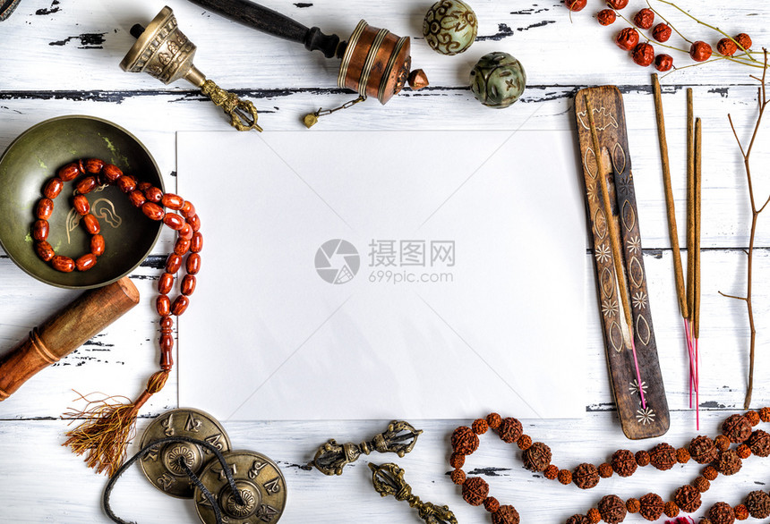 用于冥想和替代药物的亚洲宗教音乐器中间是空白纸顶视图片